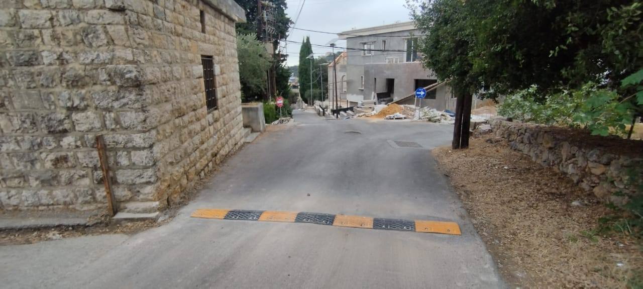 تركيب مطبات اضافية على طرقات البلدة