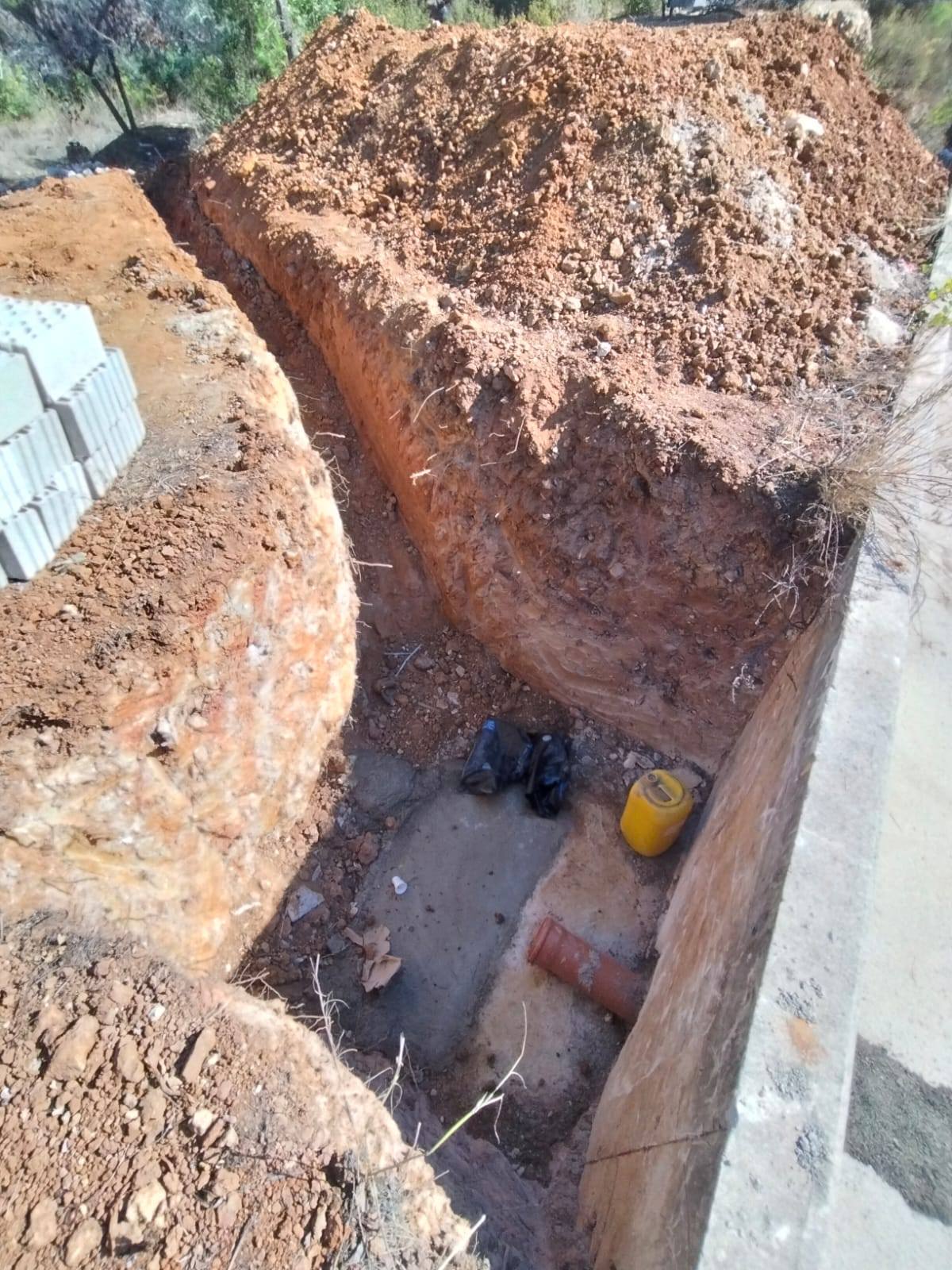 تنفيذ مشروع امدادات للصرف الصحي في حي السهلات