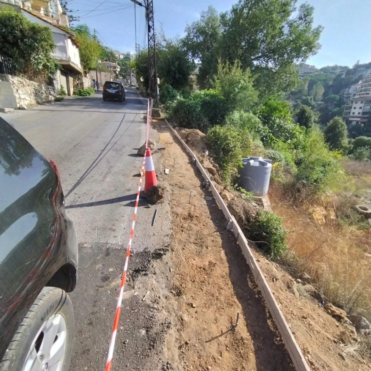 انشاء درابزين حماية من الباطون والحديد على الطريق الرئيسي قرب مزار مار الياس الحي