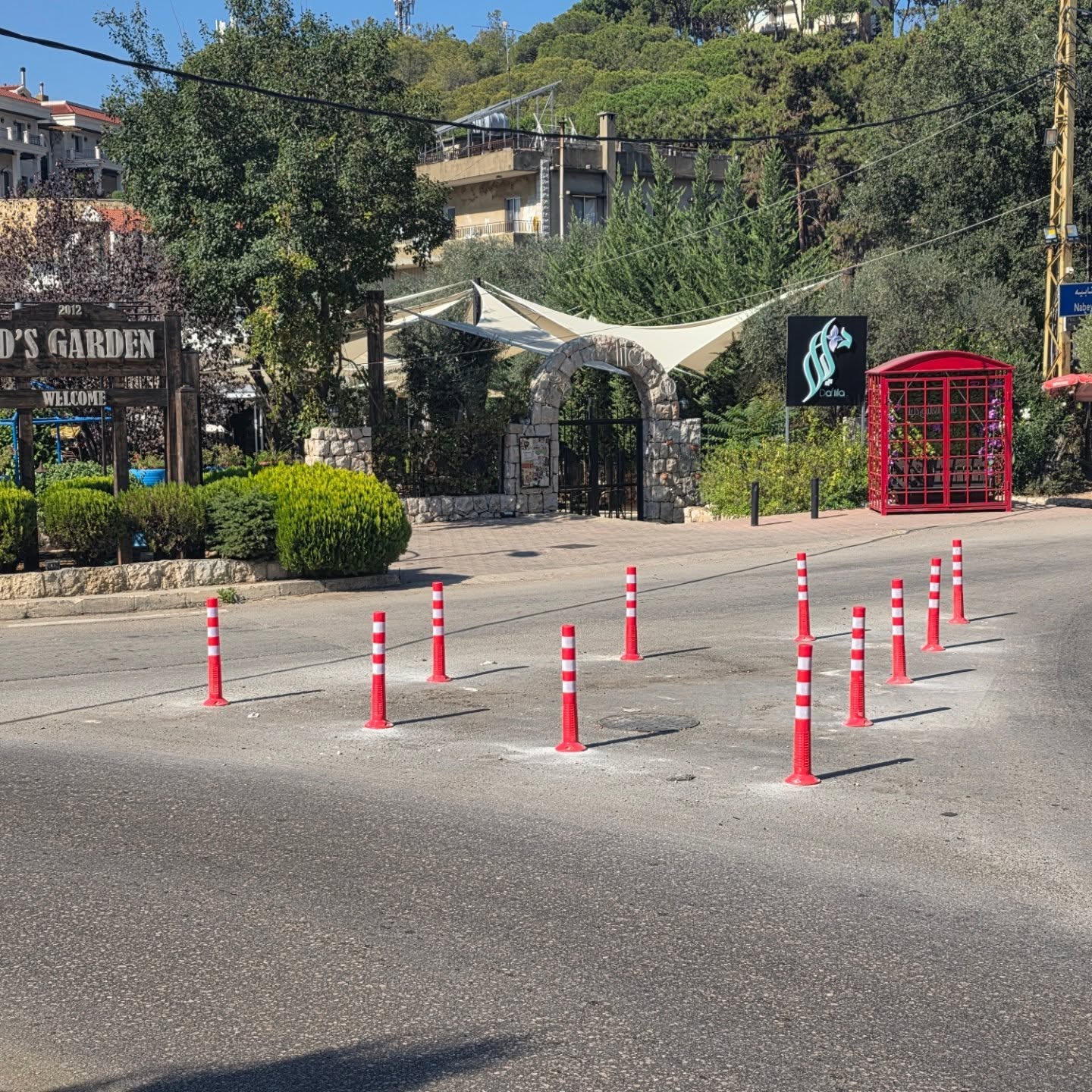 تركيب فواصل ثابتة عند مستديرة البلدة لتنظيم حركة السير والحفاظ على السلامة المرورية