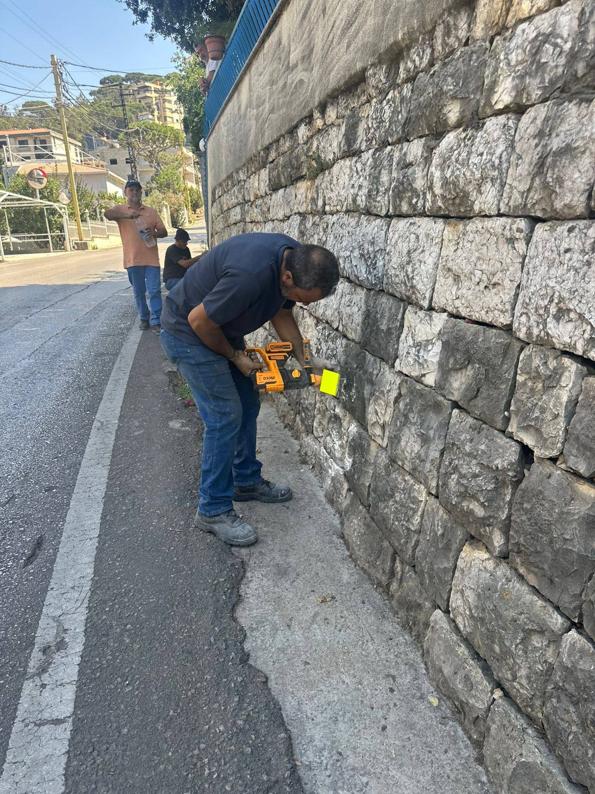 تركيب لوحات ترحيب على مداخل الشوارع الرئيسية، إضافةً إلى عواكس ضوئية (Reflectors)