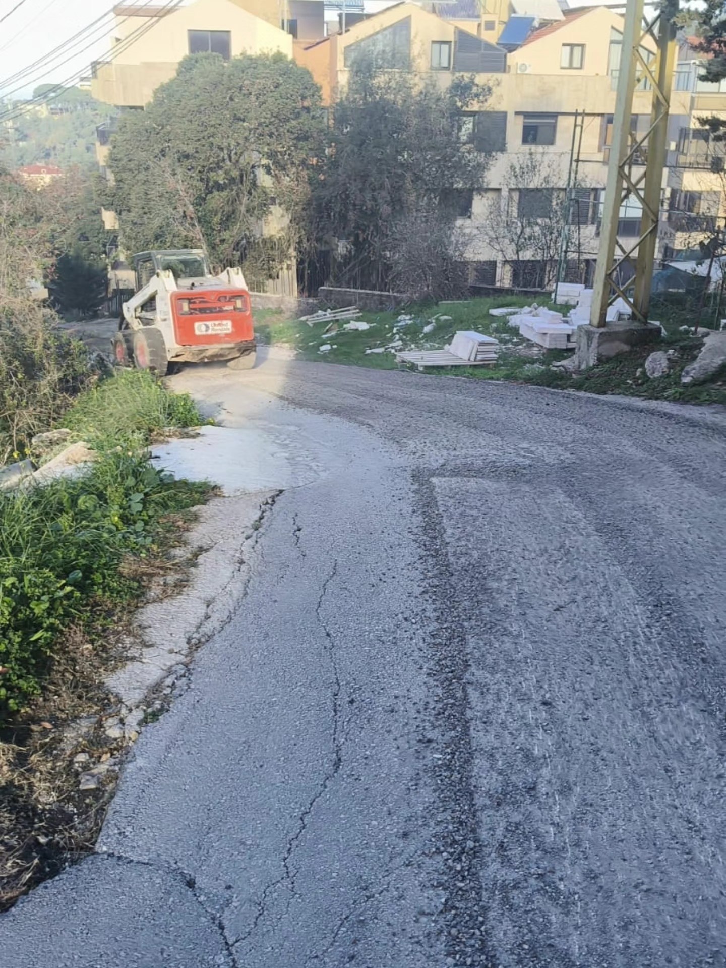 اعمال “برش” في اكثر من نقطة على طرقات البلدة لمنع انزلاق السيارات