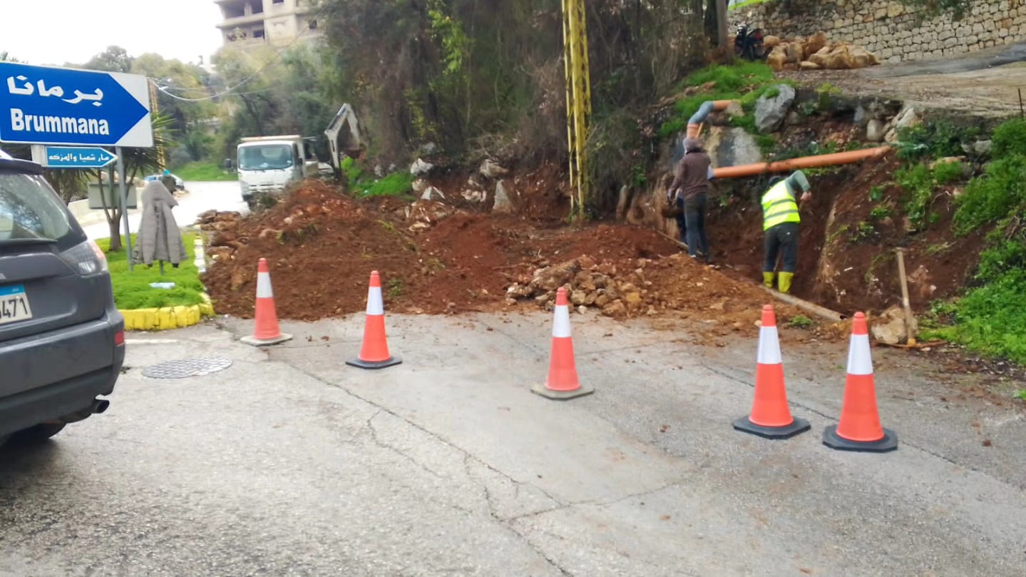 إنشاء حائط عند مدخل البلدة من جهة المتن السريع