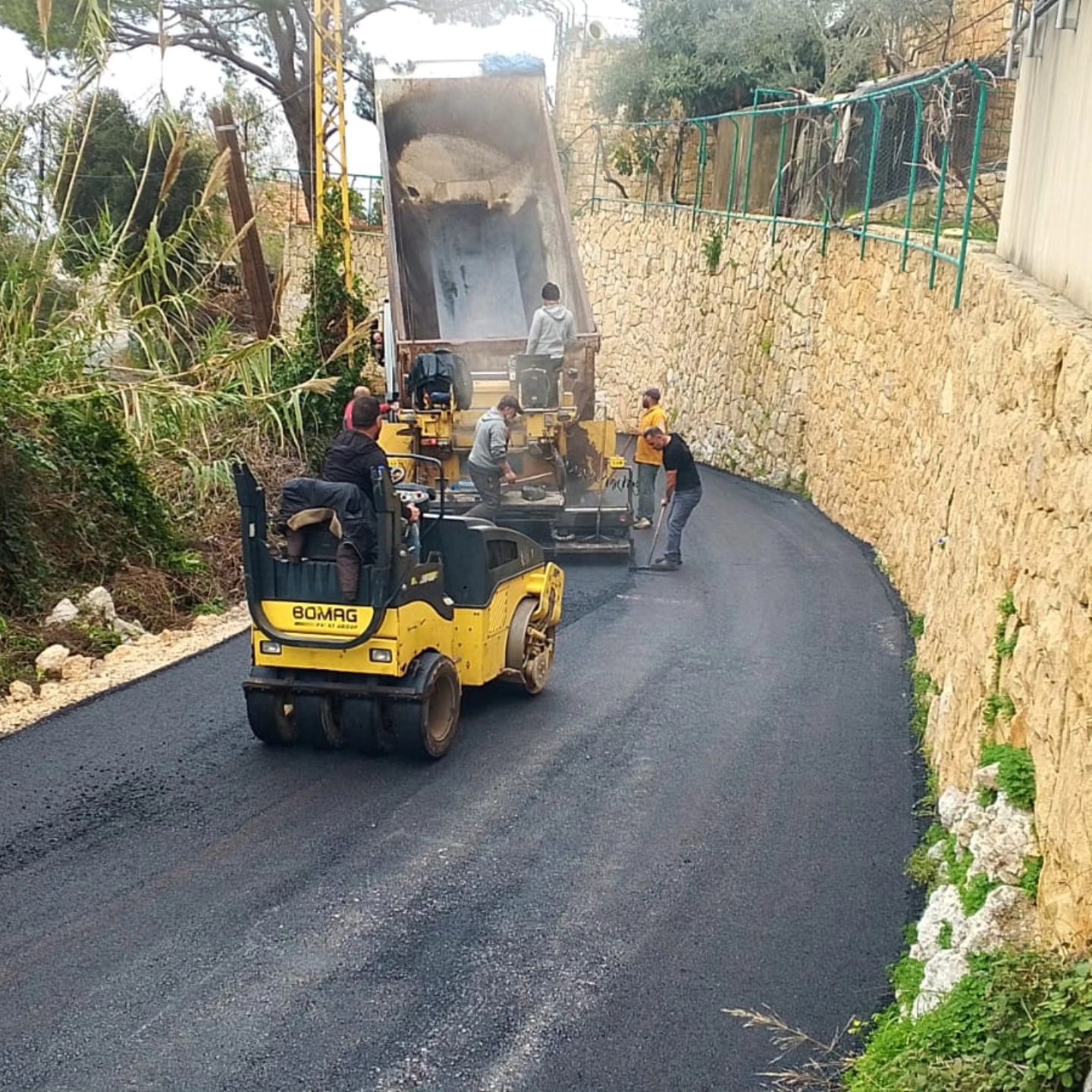اعمال تزفيت طريق الصوانة مستمرة من خلال بلدية جورة البلوط بالتعاون مع القطاع الخاص